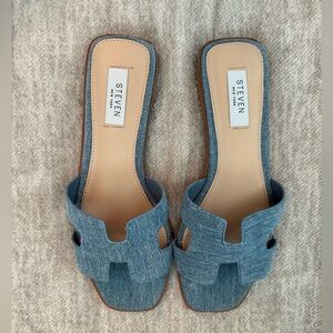 NEVER WORN Steve Madden Sandals